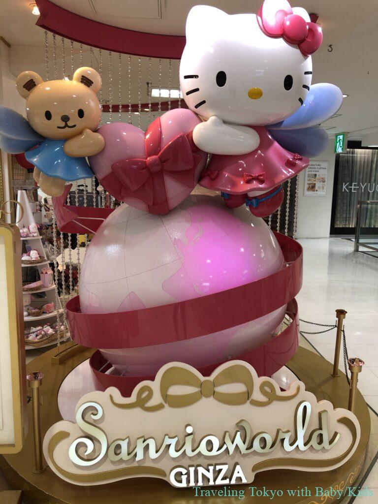 Foto de Estátuas De Personagens De Gato E Coelho Chamada Hello Kitty E My  Melody Na Loja Sanrio World Ginza e mais fotos de stock de Hello Kitty -  iStock